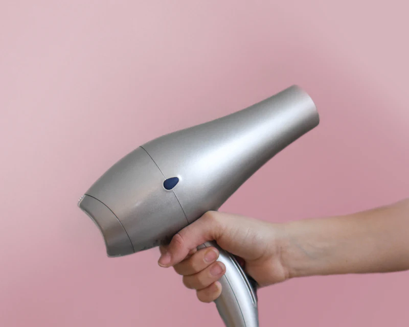 Föhn in der Hand