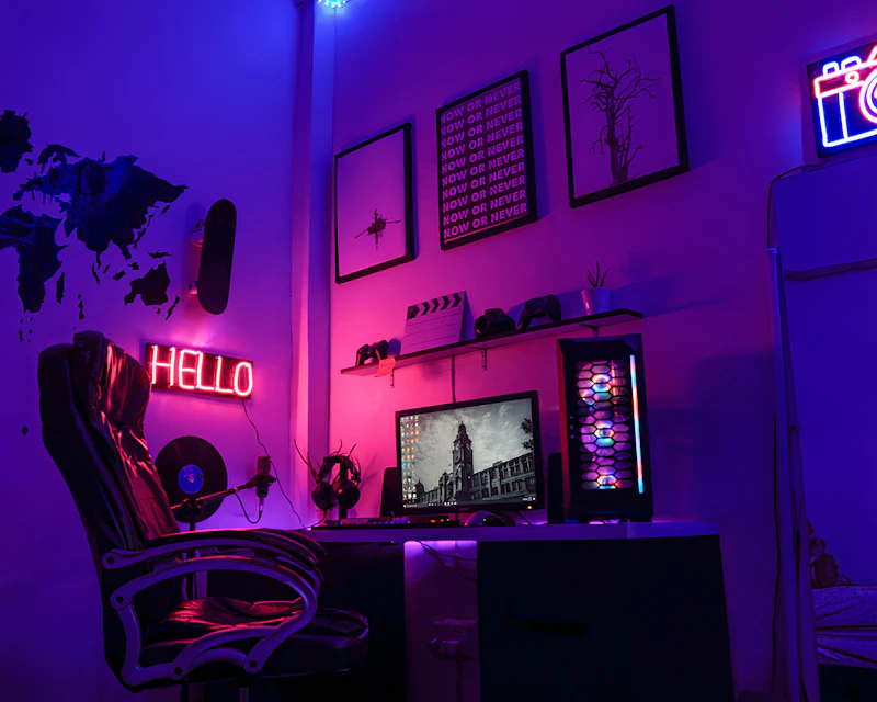 Gaming-Arbeitsplatz mit Monitor und Neonlicht