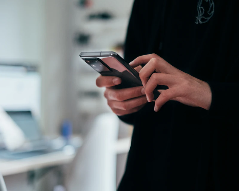Hand mit Smartphone