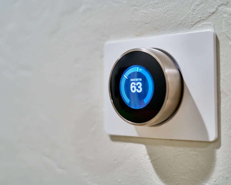 Smartes Thermostat an der Wand