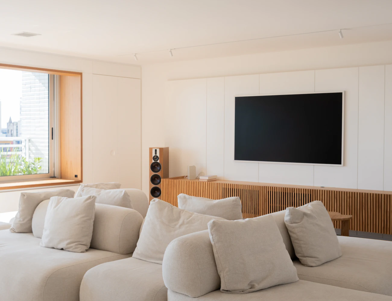 Wohnzimmer mit großem Fernseher