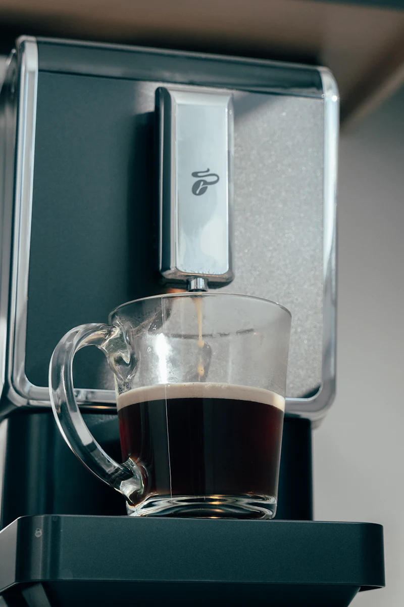 Kaffeevollautomat mit frisch gebrühtem Kaffee im Glas