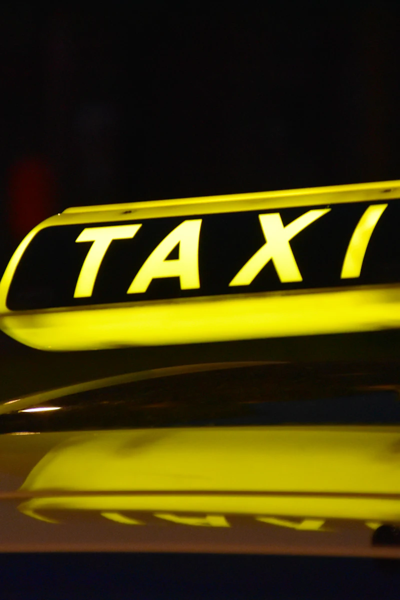 Leuchtendes Taxischild bei Nacht