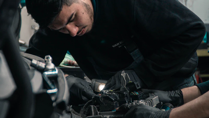 Mechaniker am Motorraum eines Autos