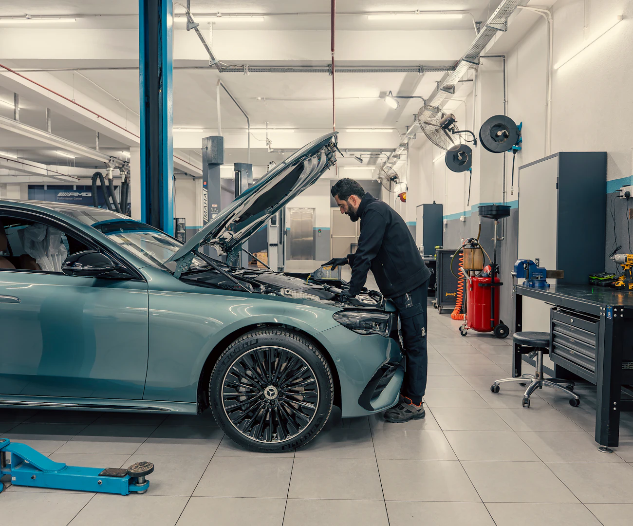 Mechaniker bei der Arbeit in einer Kfz-Werkstatt